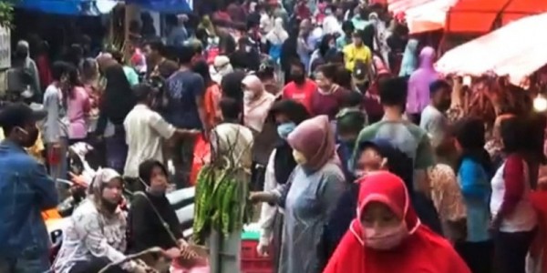 Pasar Prumnas Klender Ramai Diserbu Pembeli Daging dan Ketupat