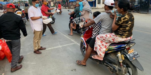 Antisipasi Corona, PUPR Bekasi Bagikan Masker ke Warga