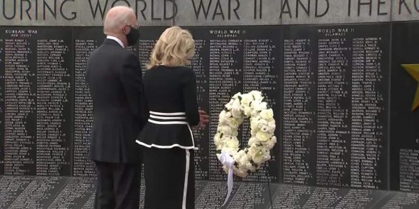 Kenakan Masker, Biden Kunjungi Taman Memorial Veteran