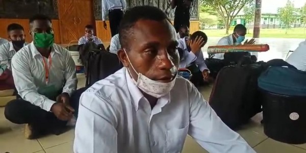 Penuh Haru, Yatim Piatu Asal Papua Lulus Jadi Prajurit TNI AD