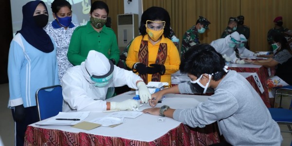 Ketum Dharma Pertiwi Tinjau Rapid Test di Markas Komando Korps Marinir