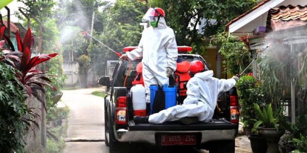 Penyemprotan Disinfektan  Lingkungan Warga Depok