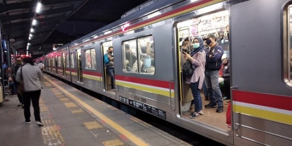 Hari Pertama Kerja, Penumpang Padati Stasiun Tanah Abang