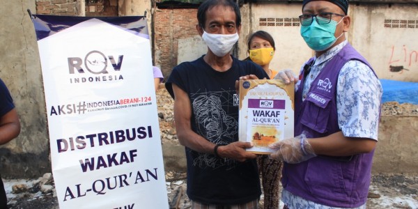 RQV Bagikan Sembako Dan Wakaf Alquran Kepada Korban Kebakaran Menteng