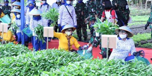 Ketum Dharma Pertiwi Hadiri Panen Raya di Mako Puspomal