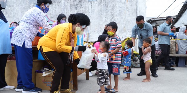 OASE, Dharma Pertiwi dan Bhayangkari Bagikan Paket Sembako ke Warga Cilincing