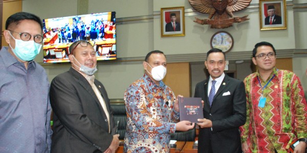 Ketua KPK Firli Bahuri Serahkan Buku