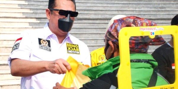 MPR Peduli Lawan Covid-19, Bagikan Partisi Porteble Dan Sembako Kepada Pengemudi Ojek Online