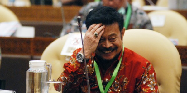 Mentan Raker Dengan Komisi IV DPR Pake Kalung Anti Virus Corona