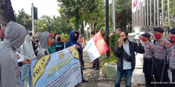 Gelar Aksi, Mahasiswa Minta Anies Buka Database PPDB dan Hentikan Reklamasi
