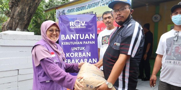 RQV Indonesa Salurkan Bantuan Puluhan Sak Semen Untuk Korban Kebakaran Di Paseban