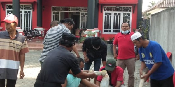 DPC PDIP Bekasi Bagikan Daging Kurban ke Warga