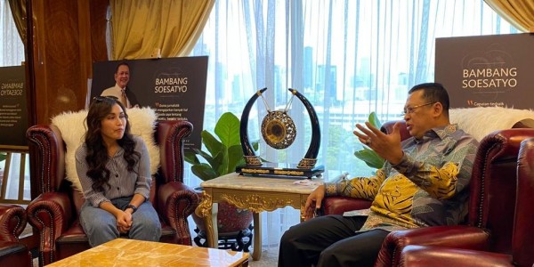 Nge-Vlog Bareng Ayu Ting Ting, Bamsoet Ajak Sampaikan Pesan Kebangsaan Melalui Media Sosial