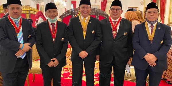 Bamsoet dan Para Tokoh Menerima Terima Tanda Jasa dan Tanda Kehormatan Republik Indonesia