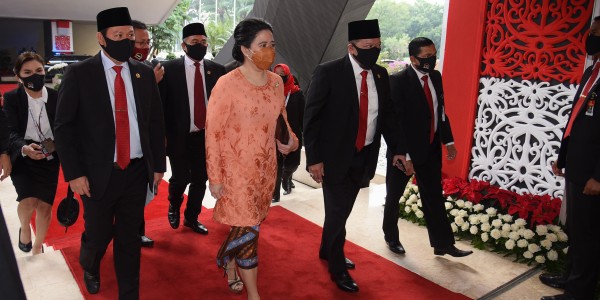 Di Sidang Tahunan MPR, Puan Maharani Anggun dengan Kebaya Oranye