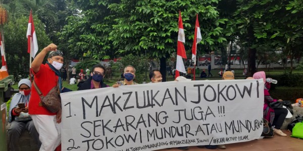 Spanduk dan Poster Makzulkan Jokowi Bertebaran di Deklarasi KAMI