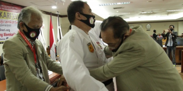 Sekjen DPD RI Donny Moenek Terima Sabuk Hitam DAN III dari LEMKARI