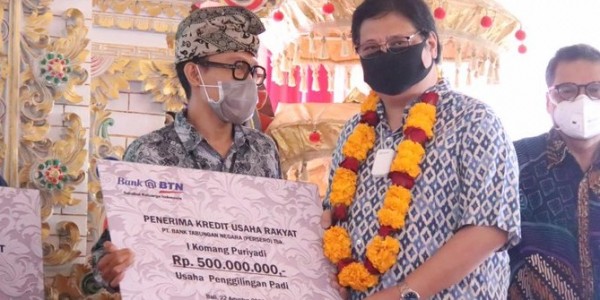 Di Bali, Airlangga Serahkan Pembiayaan KUR ke UMKM