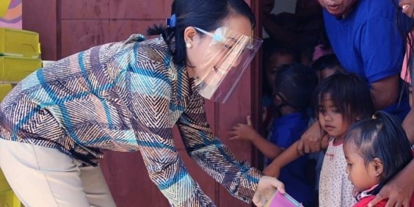 Atasi Stunting, Srikandi Nasdem Berikan Makanan ke Anak-anak NTT