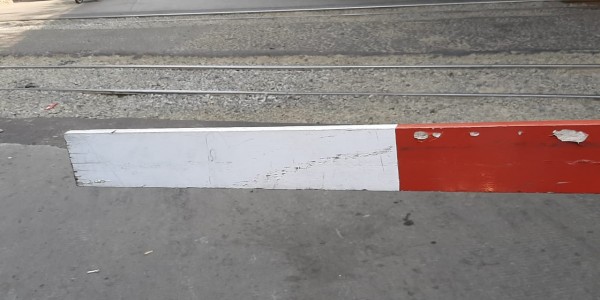 Jalan di Pintu Kereta Stasiun Karet Rusak, Berbahaya Bagi Pengendara