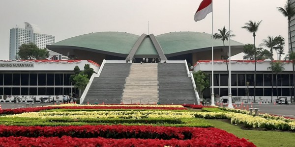 Di Usia 75 Tahun, DPR Diminta Tingkatkan Kinerjanya