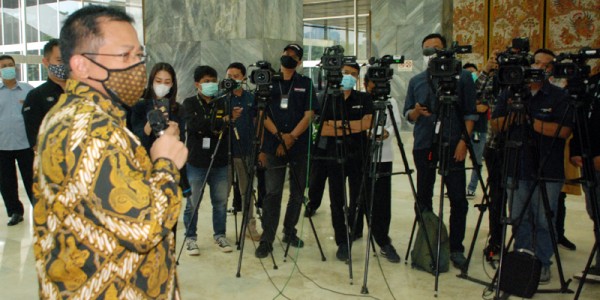 Sekjen DPR Klarifikasi Soal Mickrofon Mati