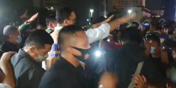 Kenakan Rompi Coklat, Anies Temui Massa Aksi Penolakan UU Ciptaker
