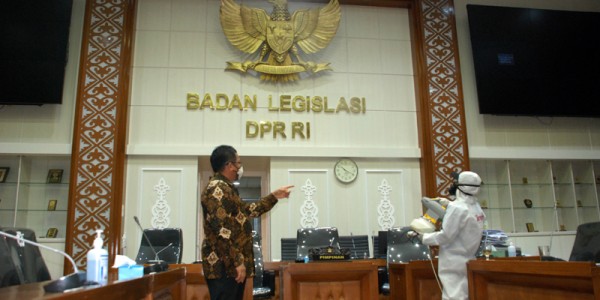 Penyemprotan Disinfekatan Di DPR