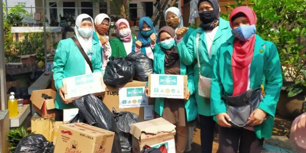 Berbagi Keberkahan, Fatayat NU Serahkan Bantuan ke Korban Longsor di Jagakarsa