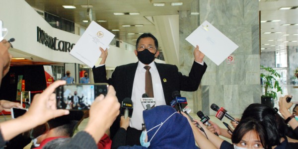 Sekjen DPR Antar Draf Final UU Cipta Kerja Ke Istana Negara