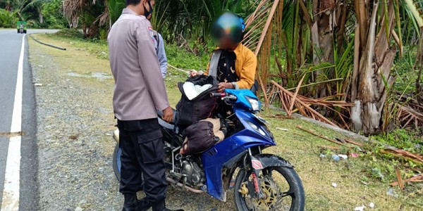 Nampak Gelisah, Ternyata Pemuda Ini Simpan Miras Dalam Tas Punggung