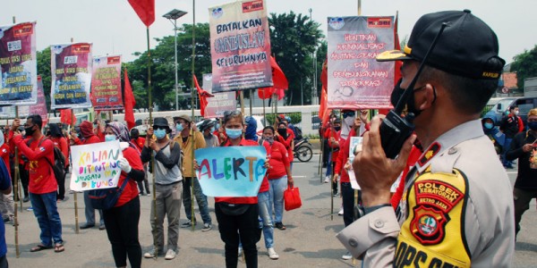 Demo Batalkan Omnibus Law