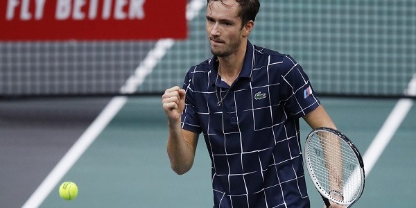 Djokovic Ditekuk Medvedev dengan Mudah