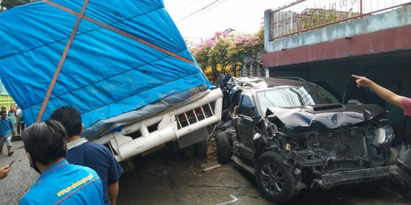 Truk Pengangkut Pulp Putus Rem Gilas Pengendera 5 Tewas