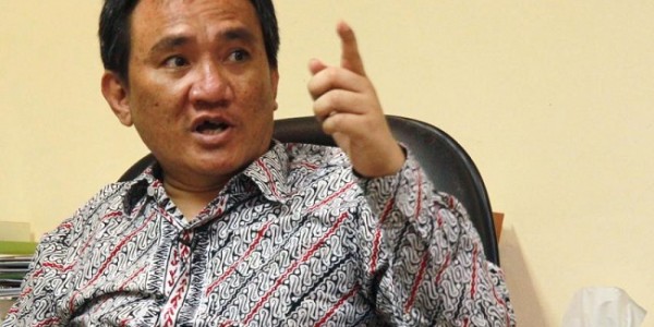 TNI Copot Baliho Habib Rizieq, Andi Arief: Negara Sudah Kalah