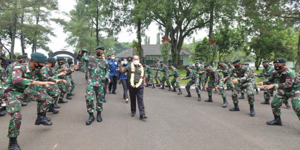 Pimpinan MPR Anugerahkan Piagam Penghargaan ke Yonif Raider 300/Brajawijaya