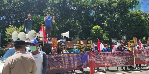 Massa Aksi Minta KPK Usut Tuntas Dugaan Praktek Korupsi di Papua Barat