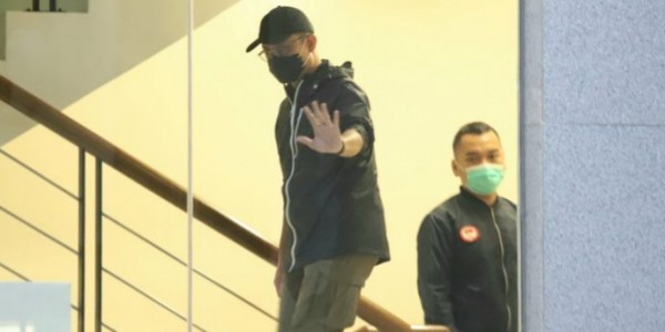 KPK Tetapkan Mensos Juliari Tersangka, Tujuh Koper Uang Diamankan