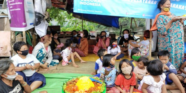Partai Gelora Bawa Tumpeng Buat Ibu-ibu Pemulung Kanal Banjir Barat, Ada Apa?