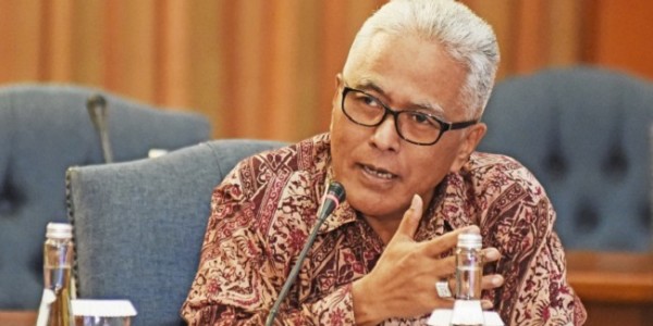 DPR: Risma Harus Lepaskan Jabatan Wali Kota Surabaya