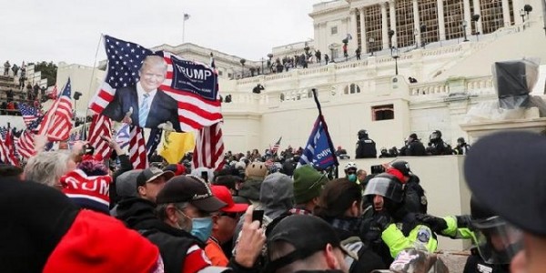 Massa Trump Serbu Gedung Parlemen Saat Pengesahan Joe Biden Jadi Presiden AS