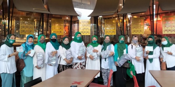 Cegah Penyebaran Covid-19, Fatayat NU Jaksel Berikan 1000 Masker ke Masyarakat