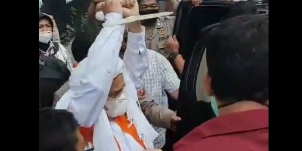 Suara Lirih HRS Saat Dipindah ke Bareskrim: Revolusi Akhlak, Allahuakbar