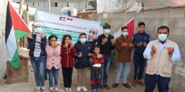 Muslim Palestina Gelar Sholat Ghaib untuk Syekh Ali Jaber