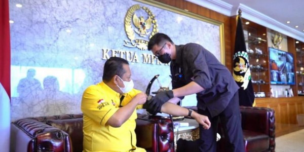 Bamsoet Disuntik Vaksinasi Covid-19 Tahap Kedua
