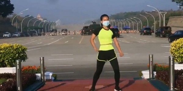 Gak Ada Takutnya, Perempuan Myanmar Ini Senam 'Ampun Bang Jago' di Tengah Kudeta Militer