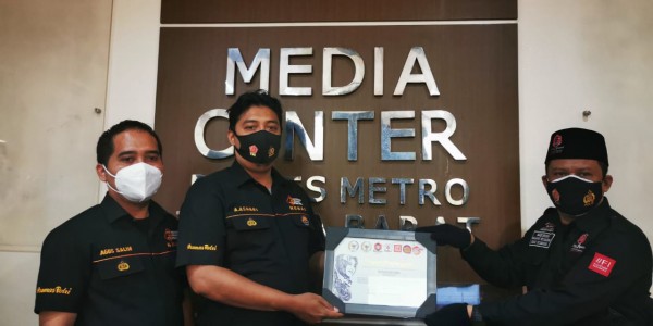 Anggota DPD Fahira Idris Berikan Perhargaan ke Humas Polres Jakarta Barat