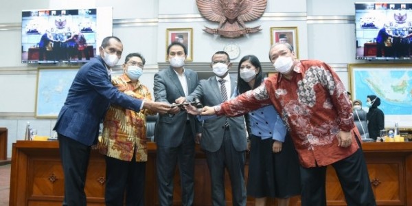 Anton Sukartono Suratto Ditetapkan Sebagai Pimpinan Komisi I Gantikan Teuku Riefky Harsya 