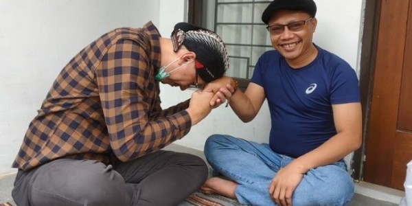 Cium Tangan, Abu Janda Minta Maaf ke Ketum PP Pemuda Muhammadiyah