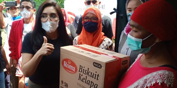 Bantu Korban Banjir di Kabupaten Bekasi, Rieke: Semoga Bisa Meringankan